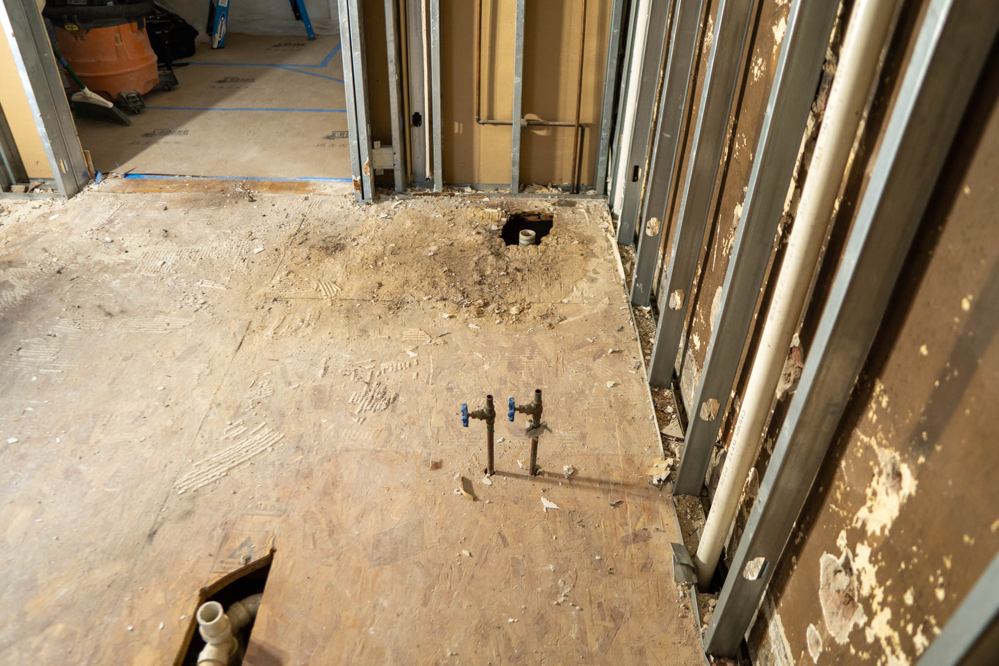 dc-master-bath-before-23
